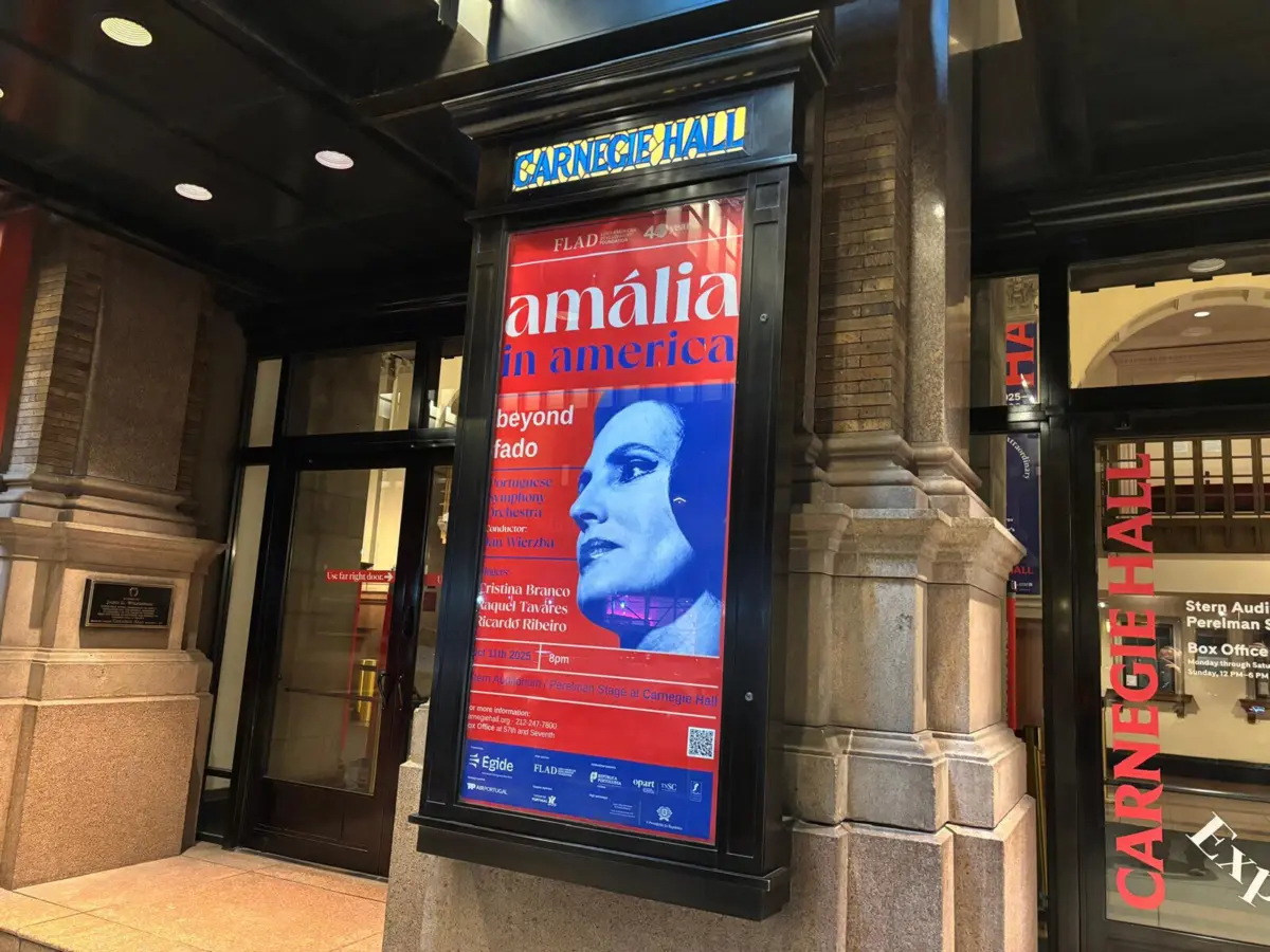 Imagem de contexto do artigo Amália na América: três fadistas e uma orquestra sinfónica em noite portuguesa no mítico Carnegie Hall de Nova Iorque