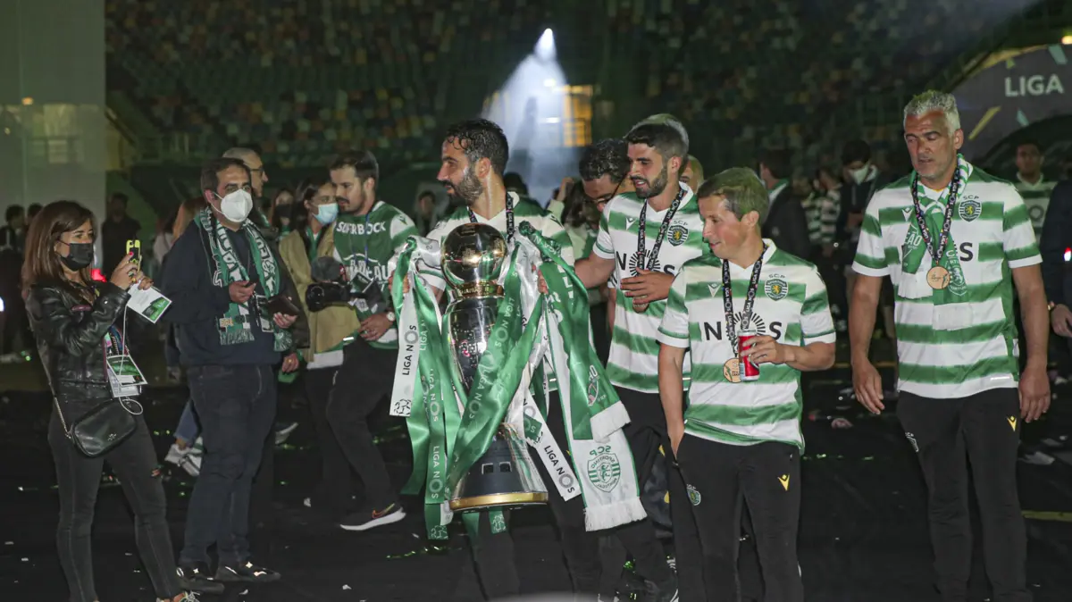 Imagem de contexto do artigo "E se corre bem?" Começou com uma pergunta e deu cinco títulos como resposta. A história de Rúben Amorim no Sporting