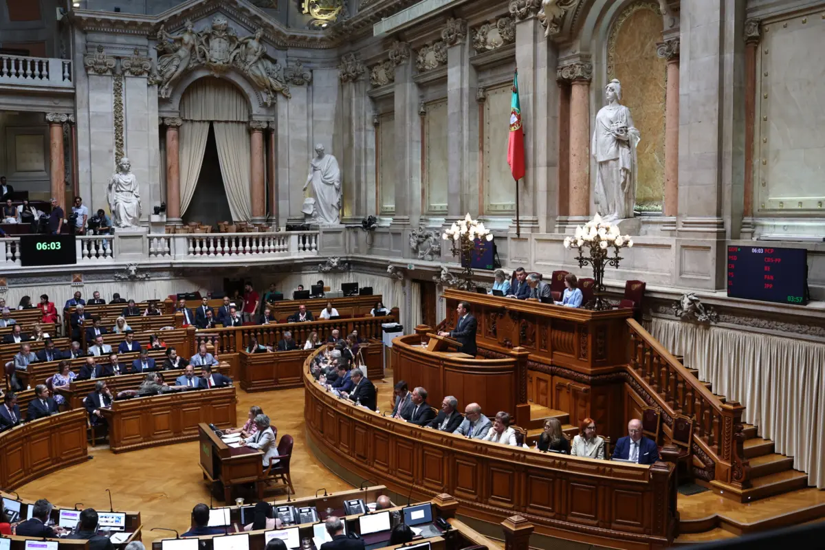 Imagem de contexto do artigo Governo escolheu a habitação para os anúncios, oposição preferiu a saúde para os ataques. Montenegro falou pela primeira vez da Palestina