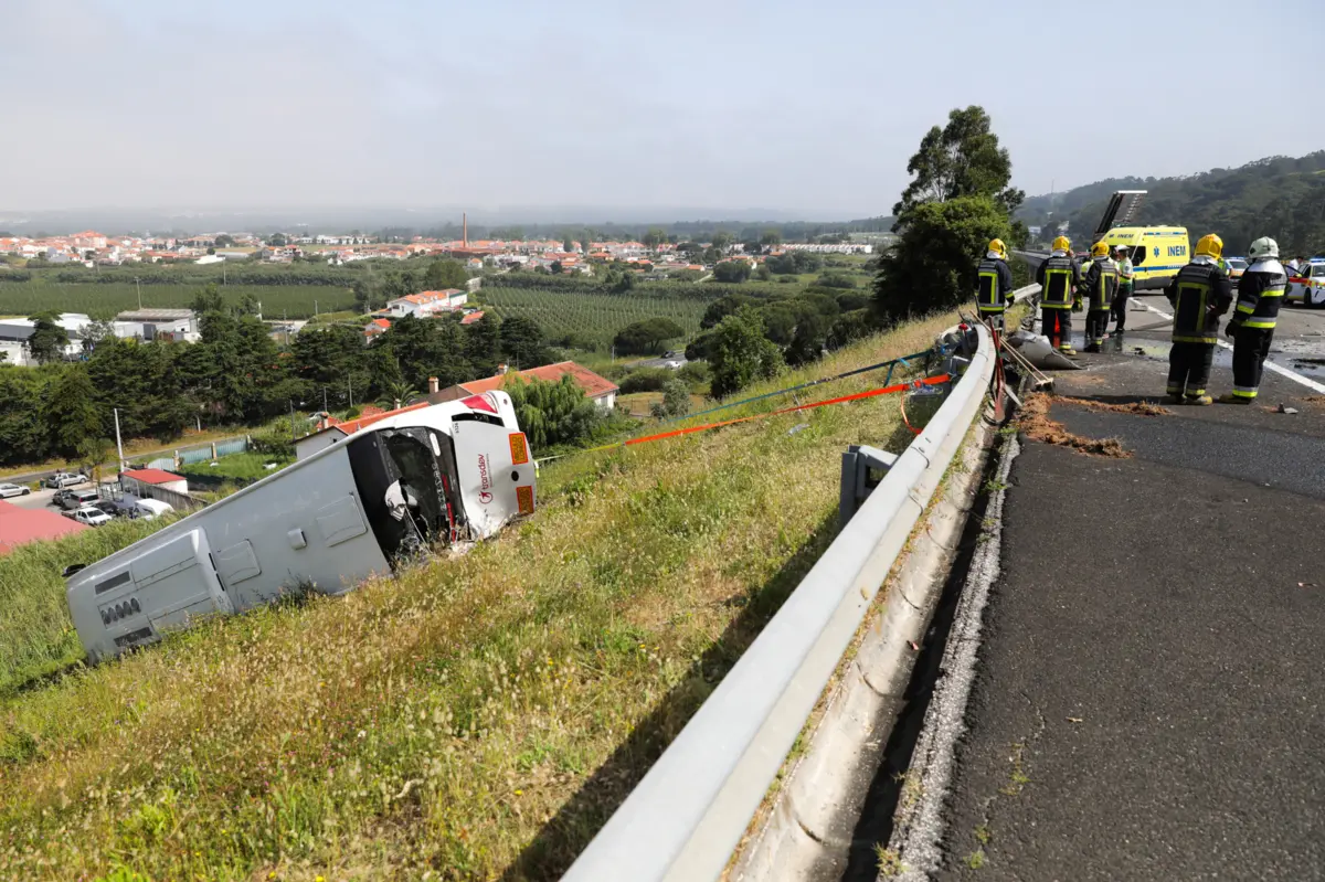Imagem de contexto do artigo Colisão entre camião e autocarro escolar na A8 faz sete feridos ligeiros, seis são crianças