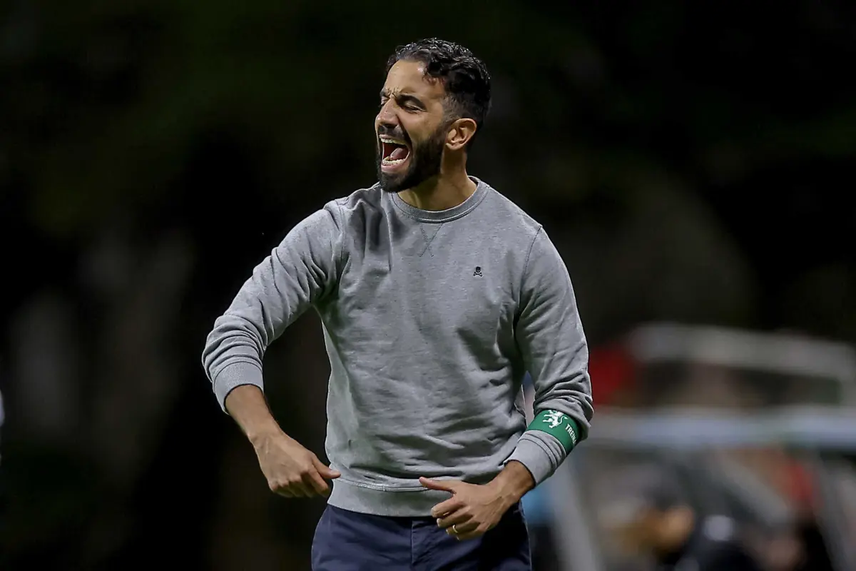 Imagem de contexto do artigo "Podem gostar ou não." Amorim promete que adeptos do Manchester United vão ver "uma ideia" de jogo