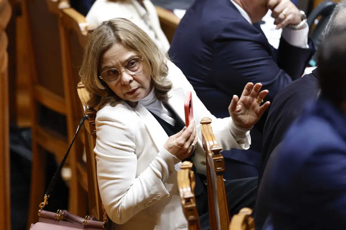A ministra da Saúde participa neste momento no debate quinzenal no Parlamento