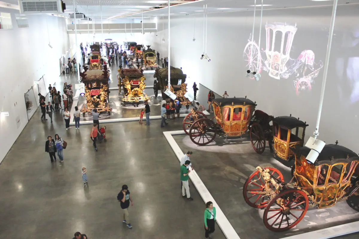 Imagem de contexto do artigo "Brevíssima e delicadíssima" viagem: tesouros nacionais atravessam uma rua em Belém