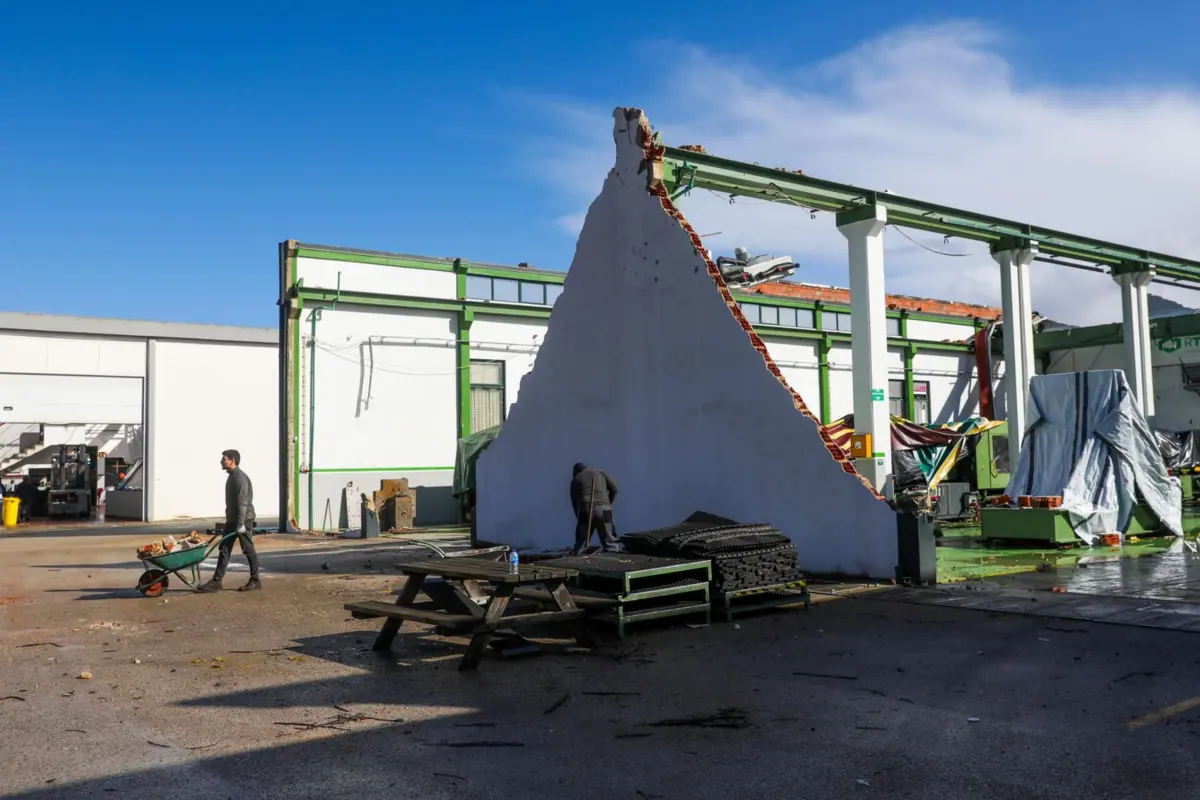 Imagem de contexto do artigo "Financiamento é mais dívida." Empresários pedem ao Governo celeridade e clarificação dos apoios após temporal