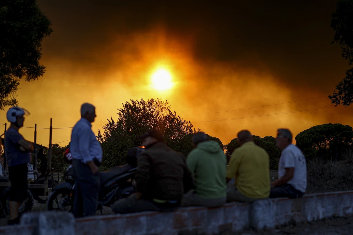 No teatro de operações estavam pelas 11h30 cerca de 120 operacionais apoiados por 34 viaturas