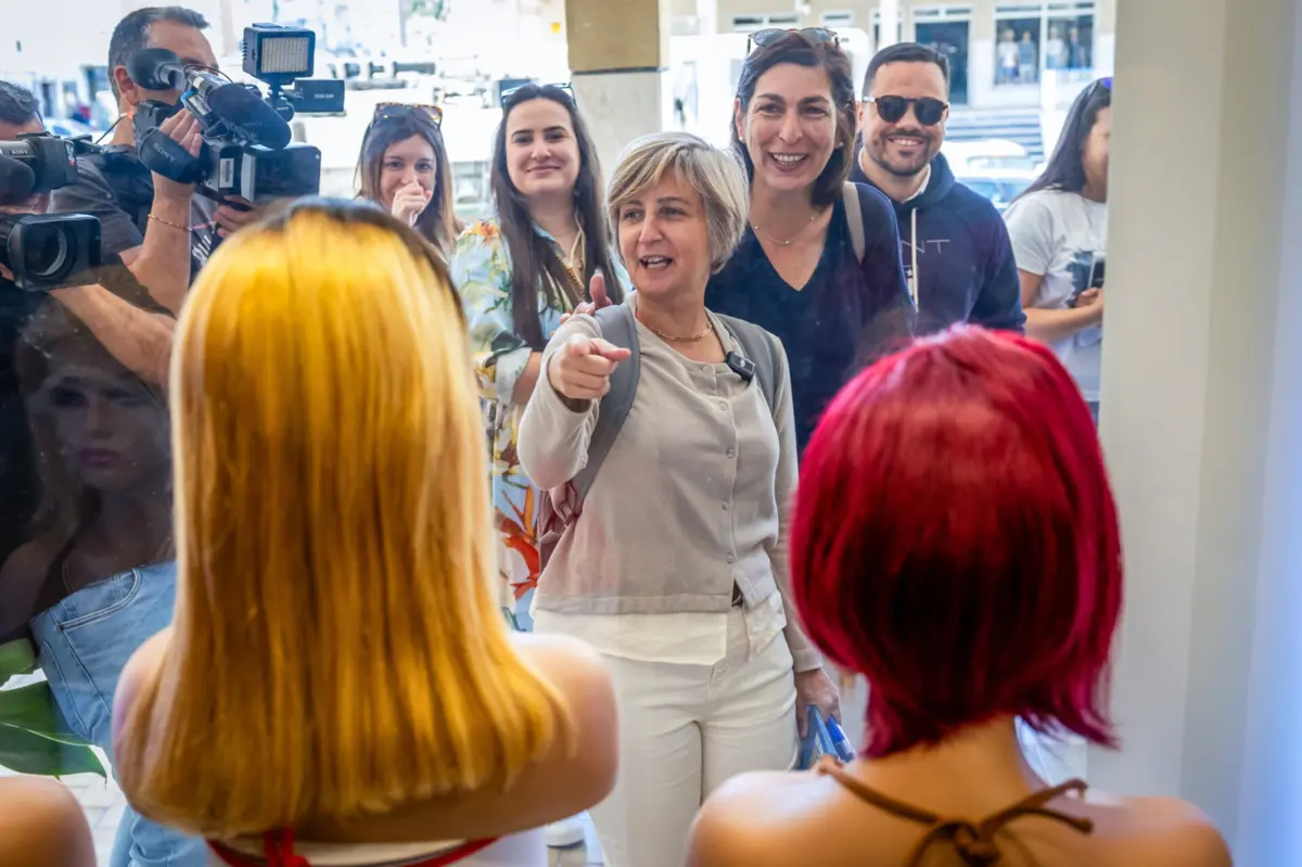 Imagem de contexto do artigo “Sou muito frontal.” Marta Temido conversa com descontente e promete atenção para problemas