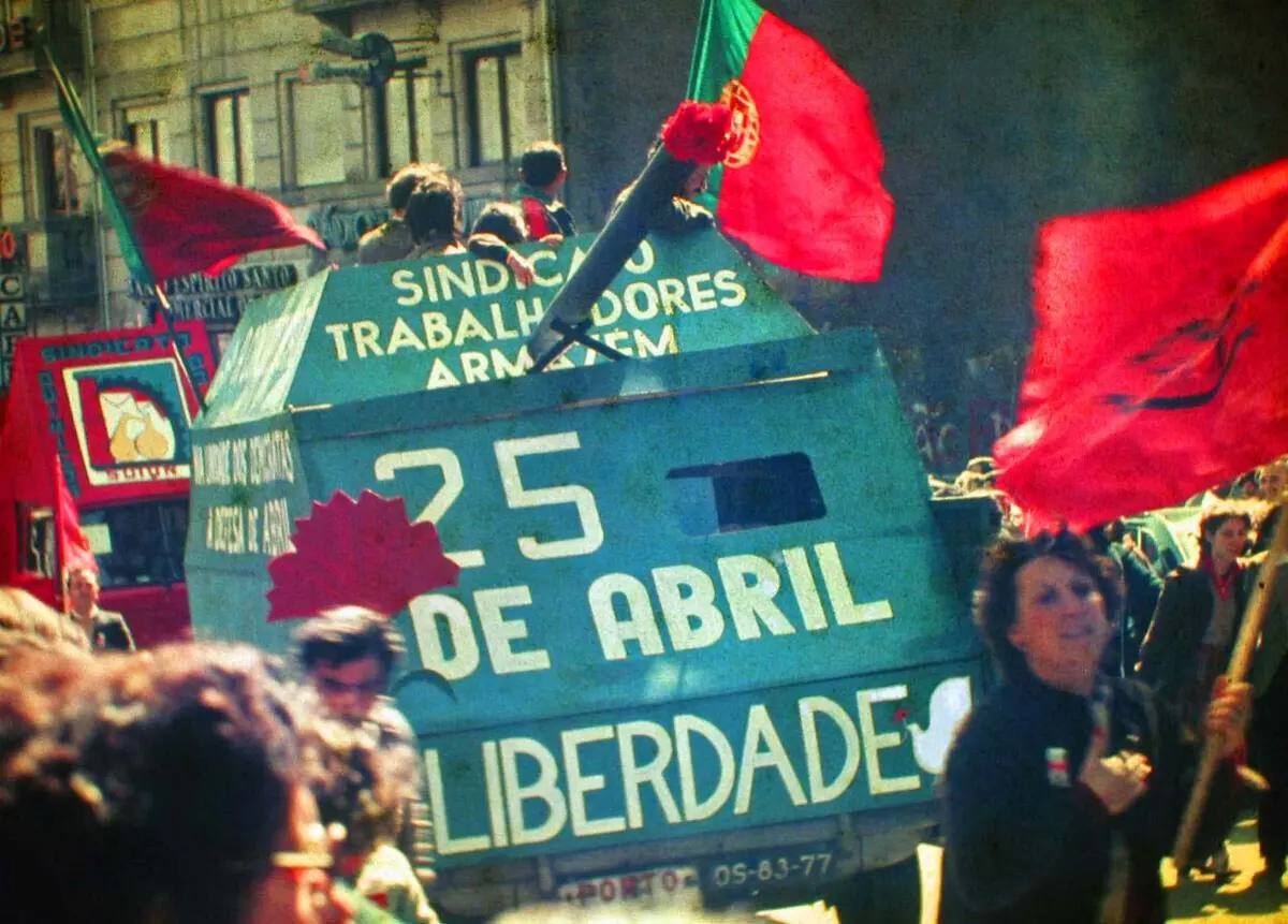 Fotografia captada na manifestação do 25 de Abril no Porto em 1983