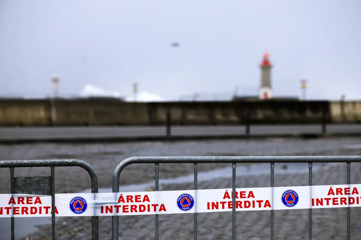 Imagem de contexto do artigo Alerta laranja em seis distritos de Portugal devido a agitação marítima