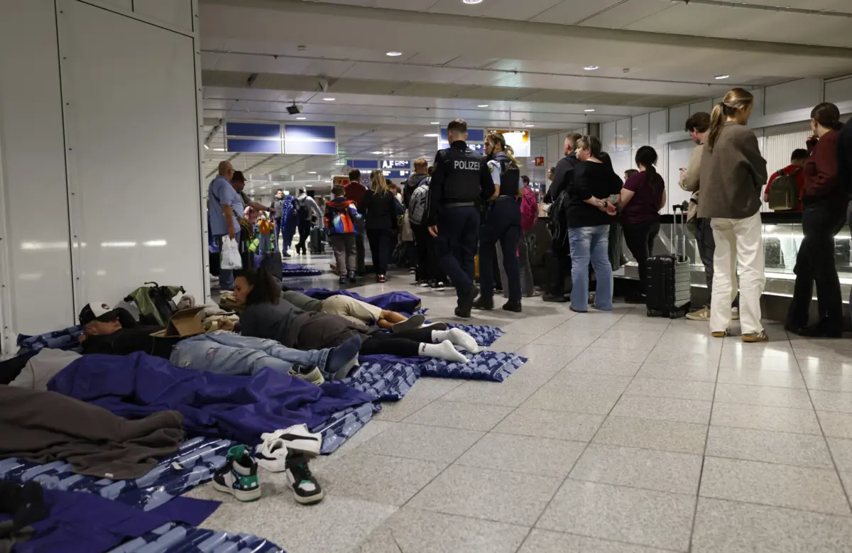 O aeroporto adianta que se “preveem atrasos ao longo de todo o dia”