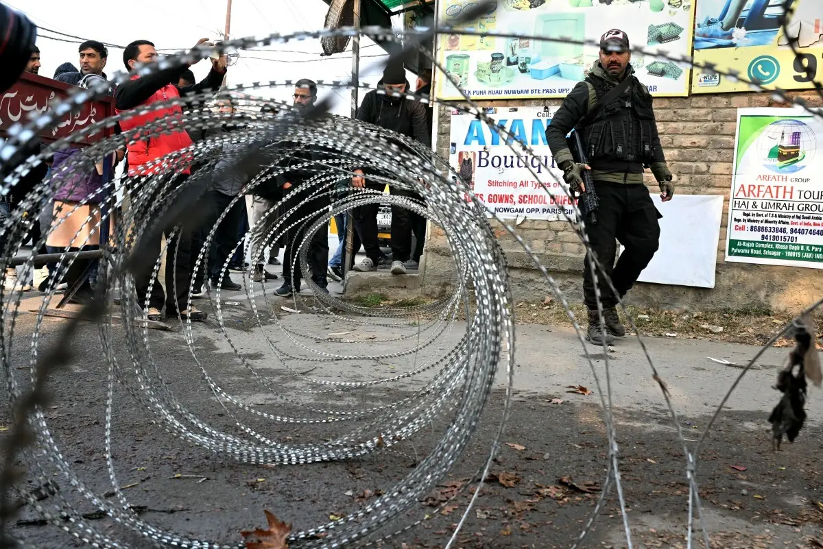 A explosão foi tão forte que restos mortais das vítimas foram encontrados em áreas residenciais a mais de 200 metros da esquadra