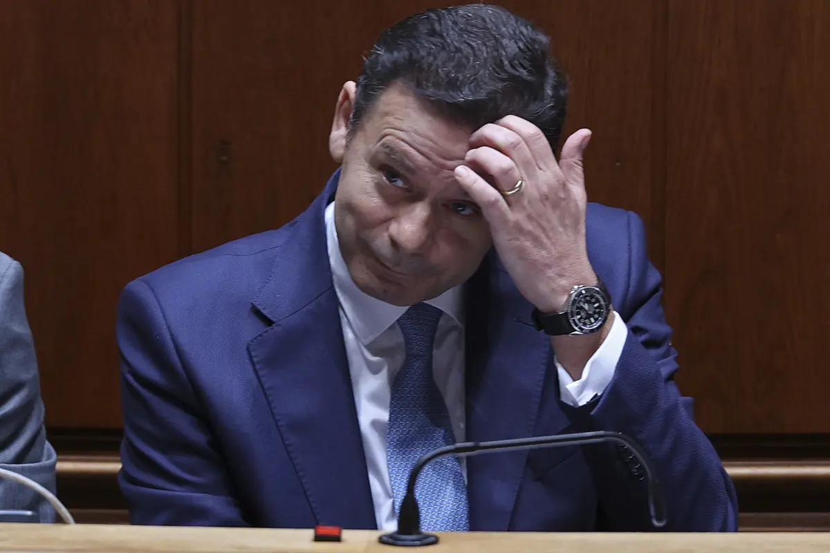 Imagem de contexto do artigo Crise política penaliza Montenegro e Governo: AD e PS empatados, mas coligação perde terreno. Chega é quem mais cai