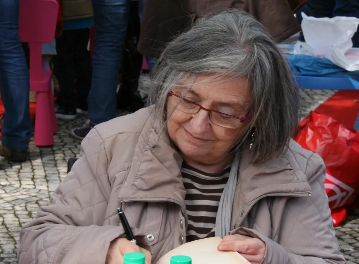 Imagem de contexto do artigo "Aquilo que ele pensava estava primeiro." Alice Vieira conta que Balsemão sofreu pressões, mas recusou despedi-la do Diário Popular