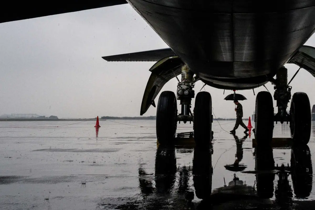 O avião da Korean Air tinha 276 passageiros e 13 tripulantes a bordo quando embateu no avião da Cathay Pacific