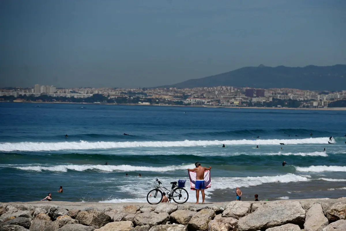 Imagem de contexto do artigo "Férias escolares e tempo ameno" aumenta afluência nas praias. Autoridade Marítima regista 45 ocorrências e um desaparecimento