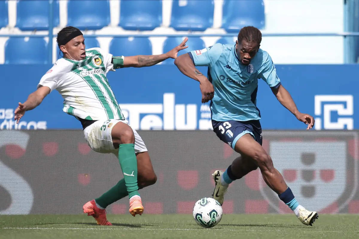 O jogador do Vizela, Essende, disputa a bola com o jogador do Rio Ave, Santos