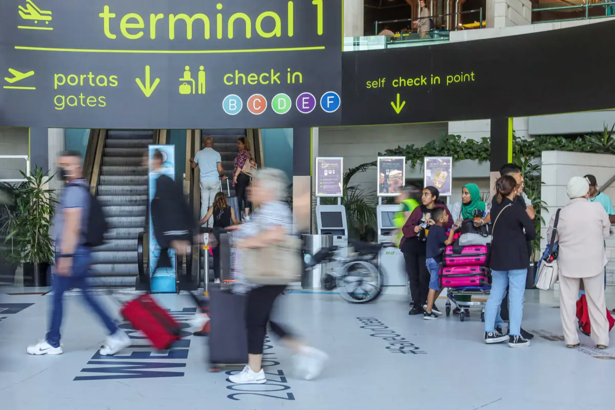 Imagem de contexto do artigo IGAI aponta irregularidades ao espaço do aeroporto de Lisboa para estrangeiros
