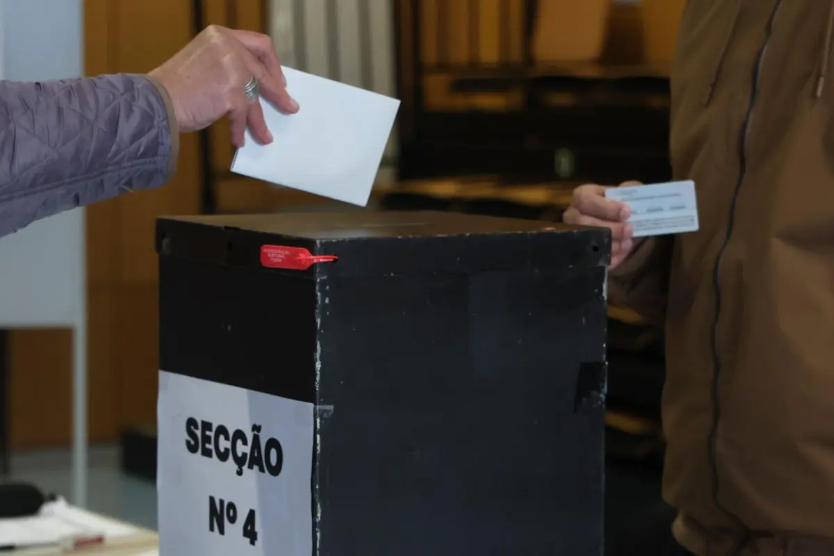 Imagem de contexto do artigo Afluência às urnas supera presidenciais da última década: mais de 45% dos eleitores votaram até às 16h00