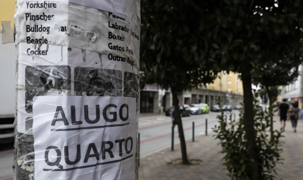 Imagem de contexto do artigo Metade dos alunos deslocados do ensino superior vive em quartos sem contrato