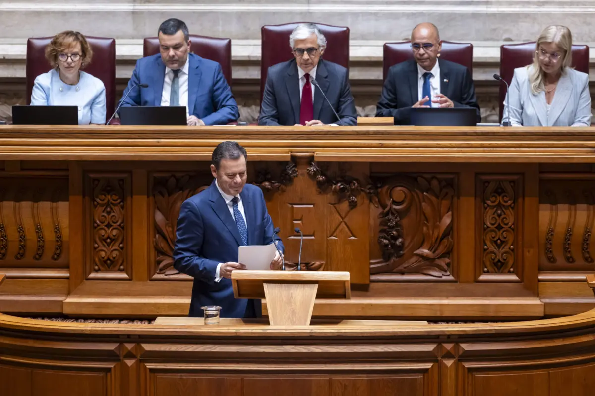 Citando uma frase atribuída ao filósofo Séneca – “não há ventos a favor para quem não sabe para onde vai” –, Montenegro defende que o XXV Governo Constitucional “tem um rumo claro&rdq