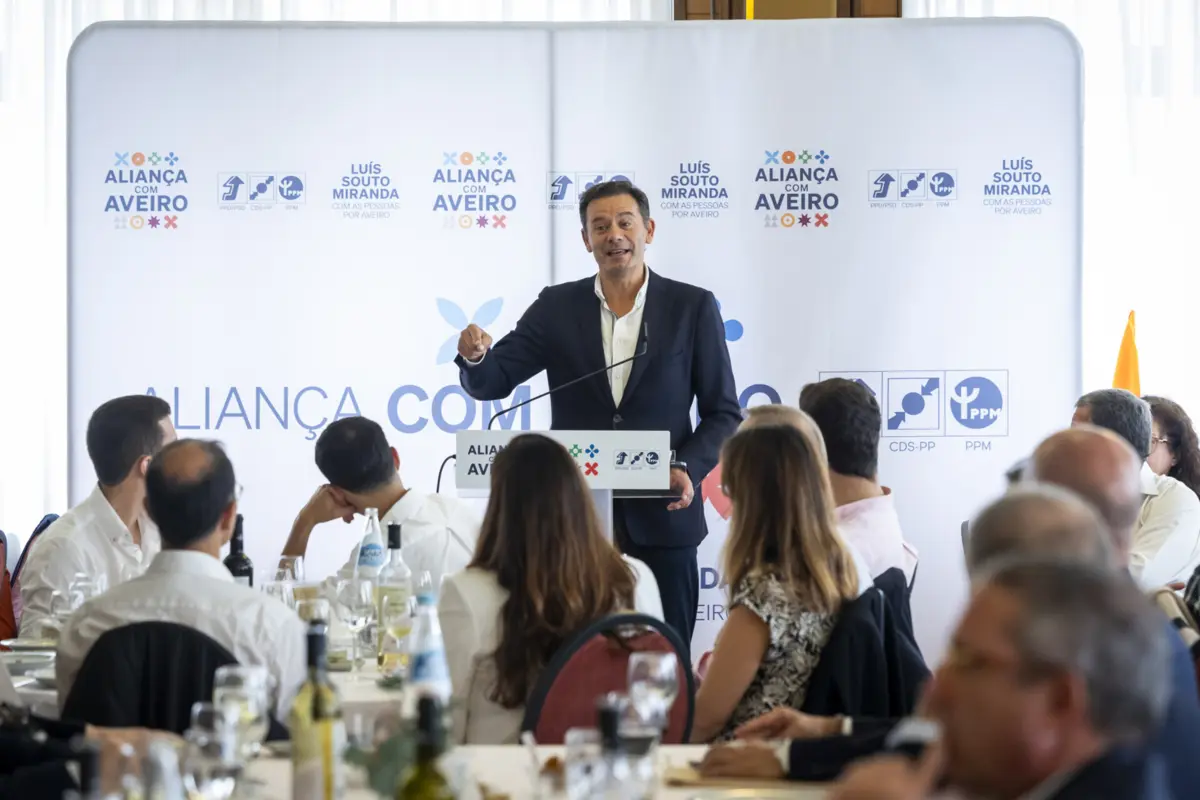 Imagem de contexto do artigo Montenegro admite confusão sobre habitação e defende que Governo quer “igualdade de oportunidades”