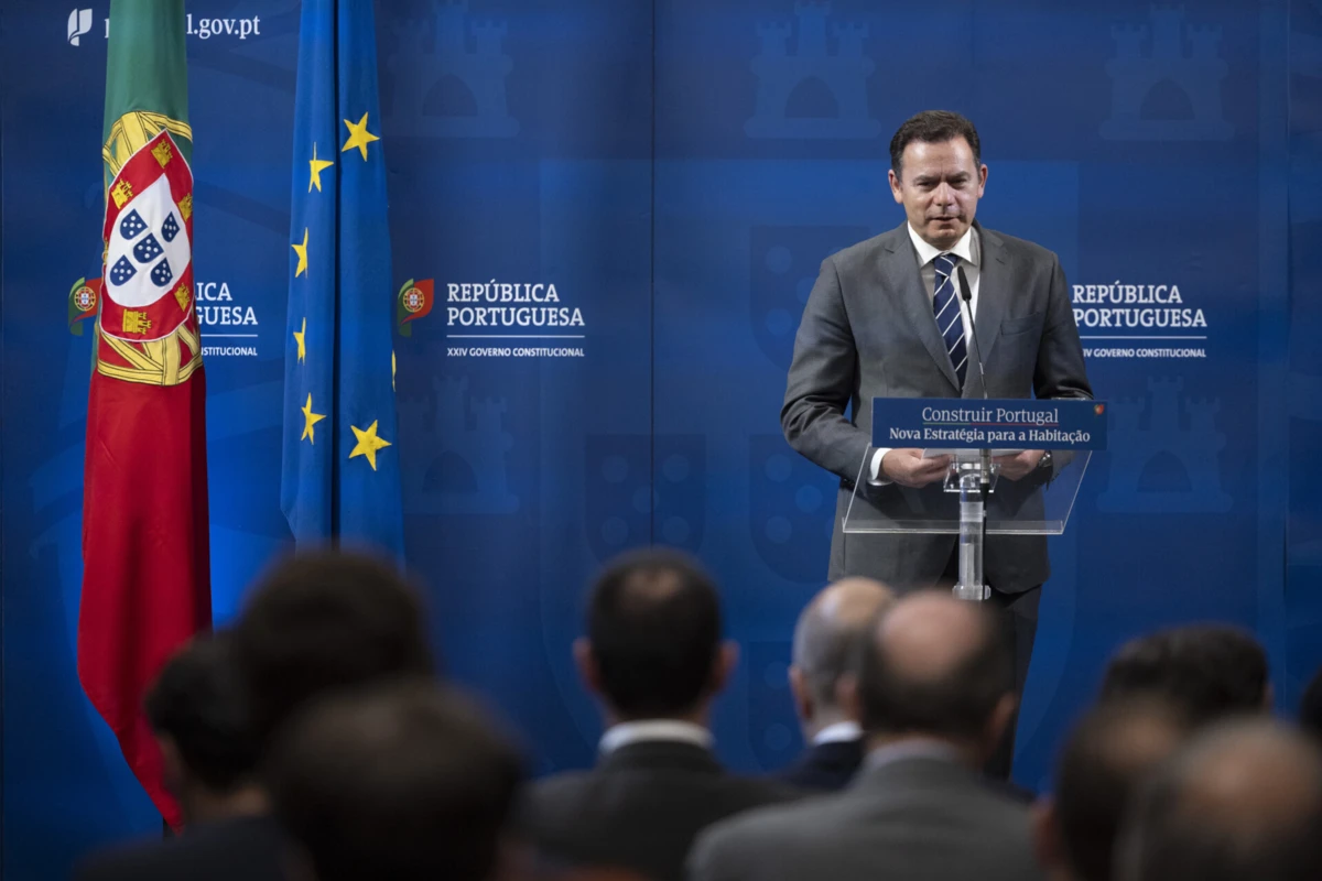 Imagem de contexto do artigo Montenegro diz que nova estratégia para habitação visa "restabelecer a confiança"