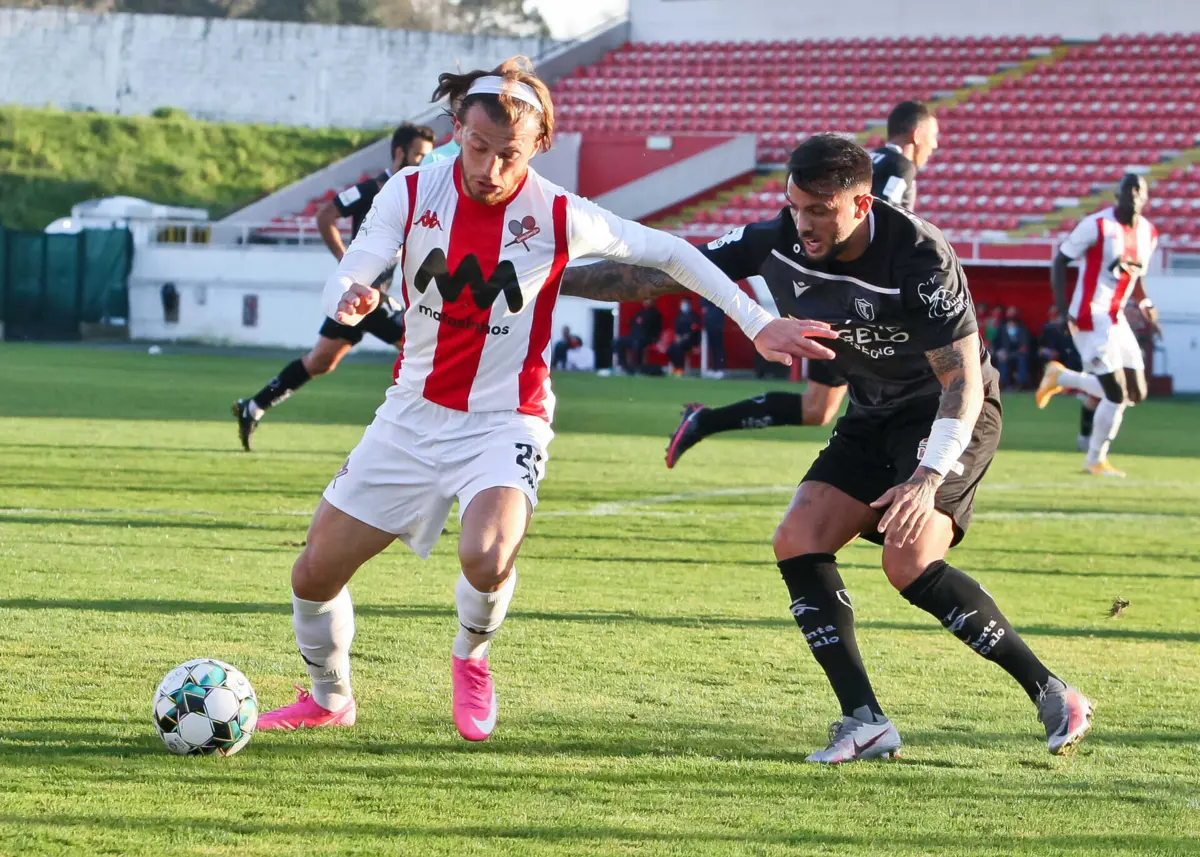 O jogador do Leixões, Avto, à esquerda (Arquivo)
