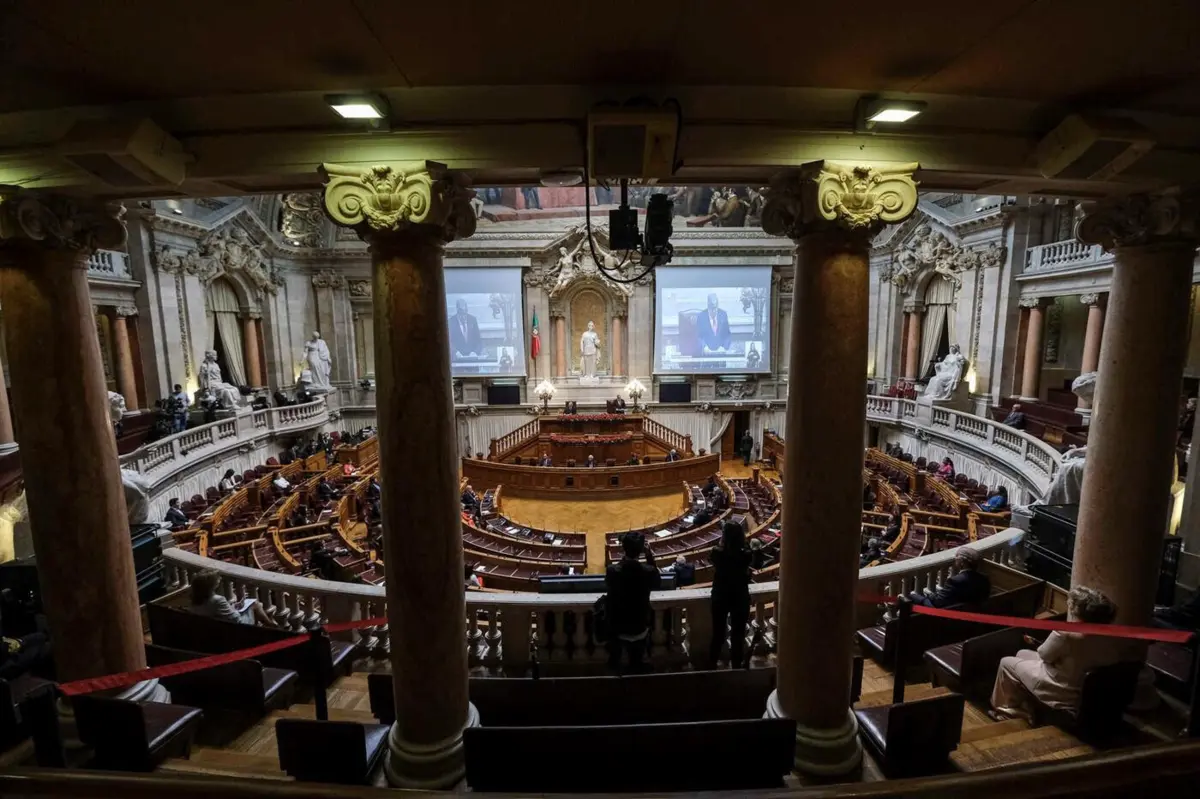 Imagem de contexto do artigo PS e PSD obrigam conservação de metadados a pedido judicial decidido em 72 horas