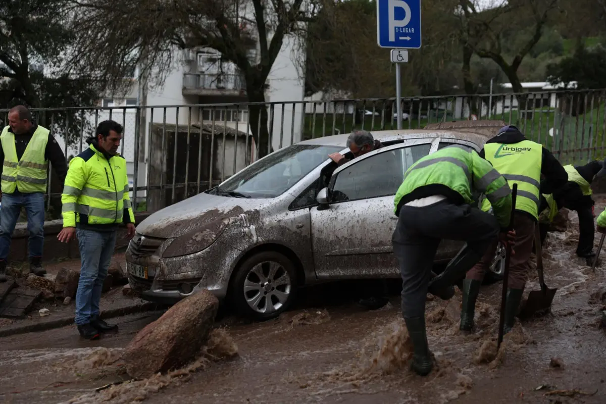 Imagem de contexto do artigo "Isto é o caos." Água, lama e pedras da Serra de São Mamede danificam dezenas de carros
