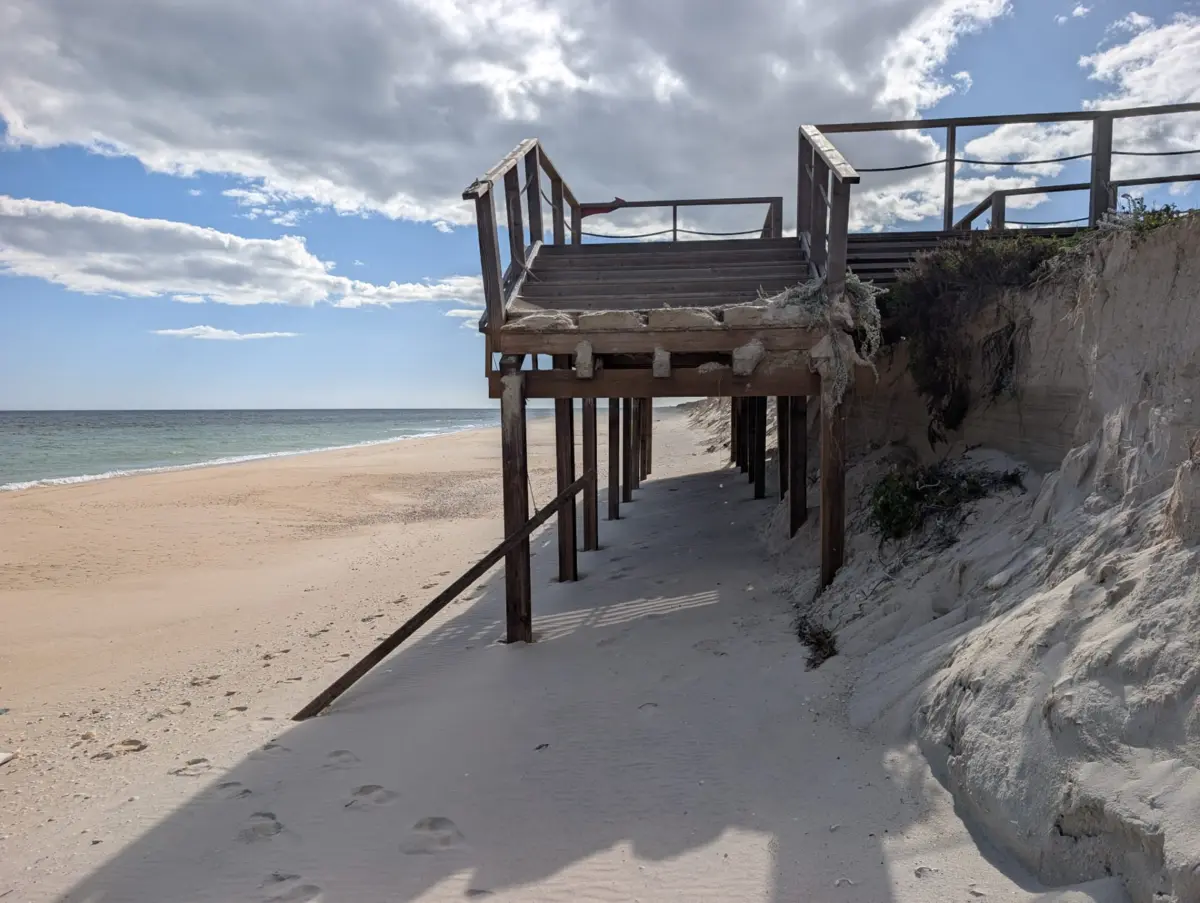 Imagem de contexto do artigo "Não é correto colocar pressão à câmara." Obras atrasadas, época balnear na praia da Fuzeta só depois de 1 de junho