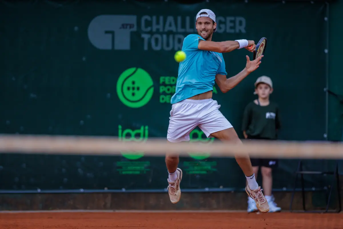 Imagem de contexto do artigo João Sousa estreia-se no Estoril Open em dia com muitos portugueses