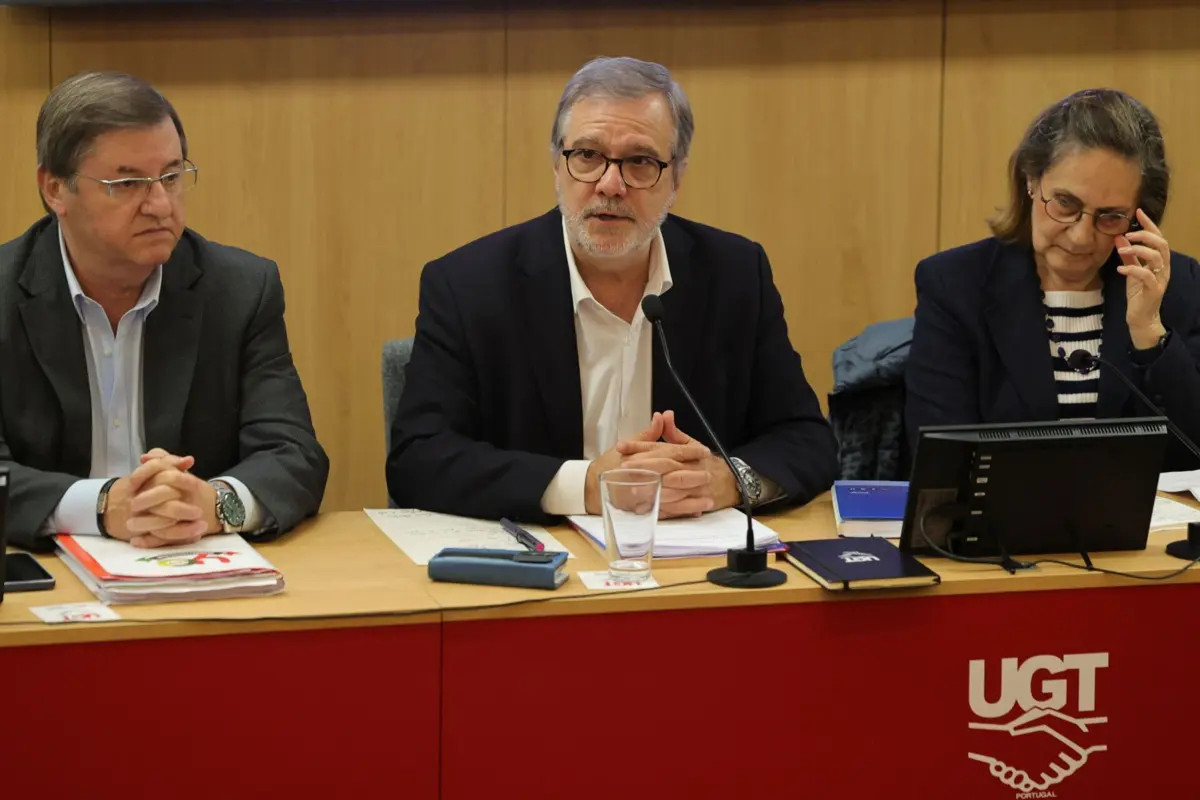 O secretário-geral da UGT, Mário Mourão, ao centro