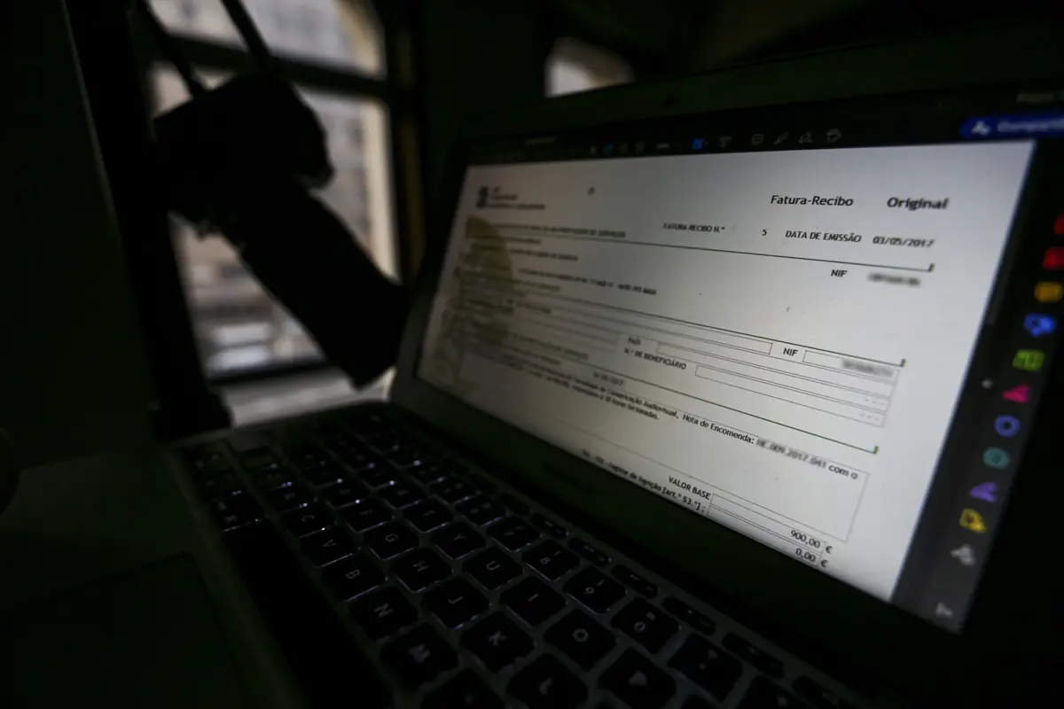 Imagem de contexto do artigo Mais de 17 mil falsos recibos verdes têm de ser regularizados até esta sexta-feira