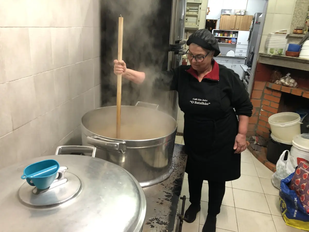 O almoço acontece no mercado municipal