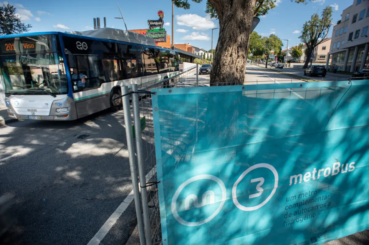 Imagem de contexto do artigo "Solução de consenso." Metro do Porto suspende temporariamente obra da segunda fase do metrobus