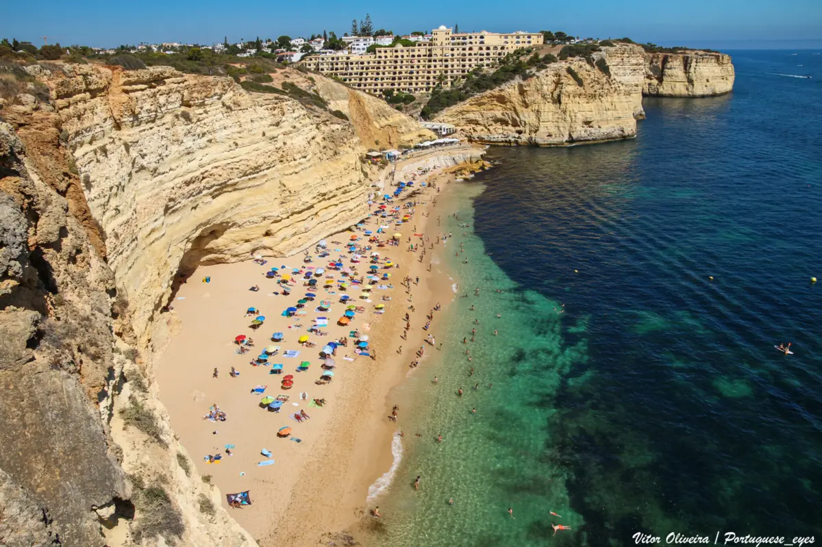 Imagem de contexto do artigo Praia de Vale Centeanes no Algarve interdita a banhos devido a bactéria, mas bandeira verde deverá estar hasteada até domingo