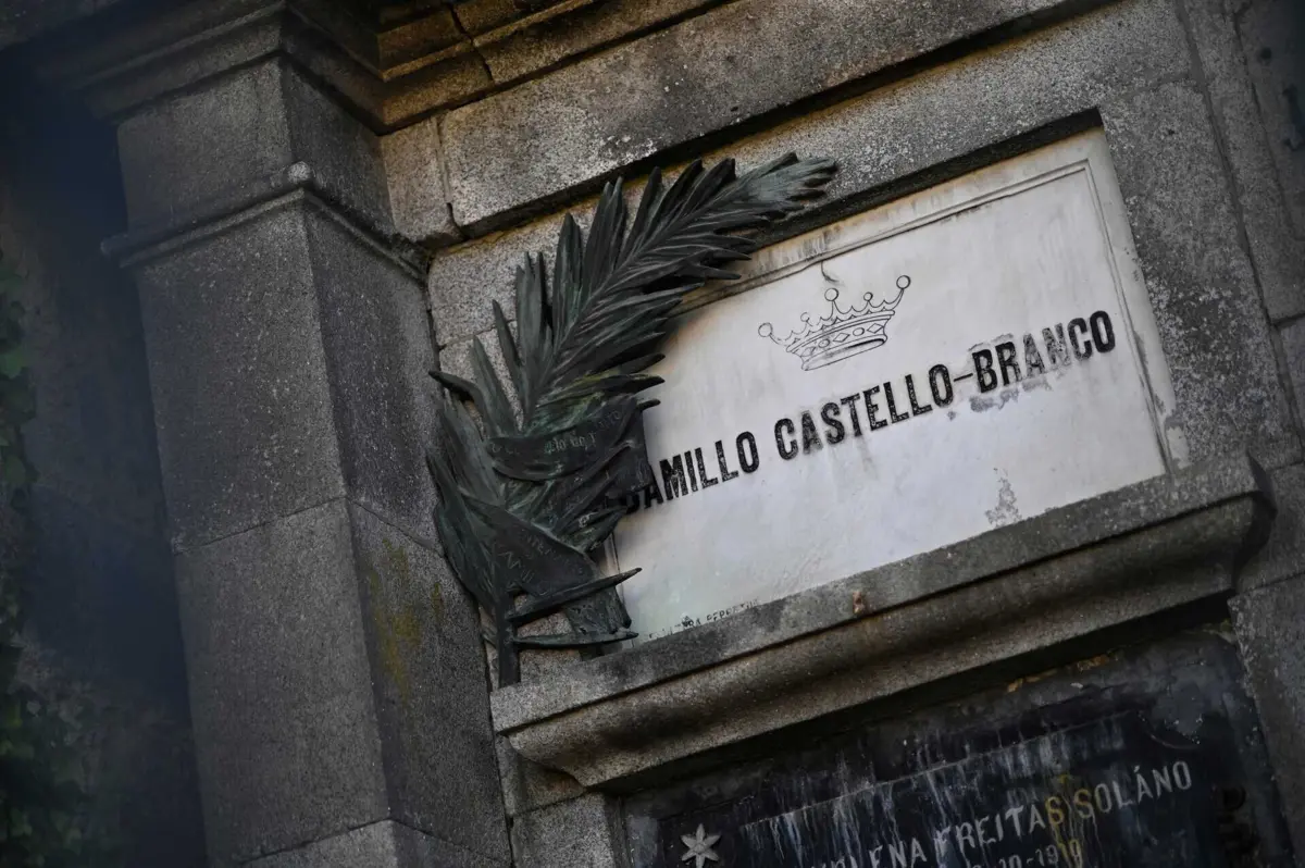 Imagem de contexto do artigo "A Queda de um Anjo": a obra de Camilo Castelo Branco que antecipava "país político em crise e sequestrado pela contradição"