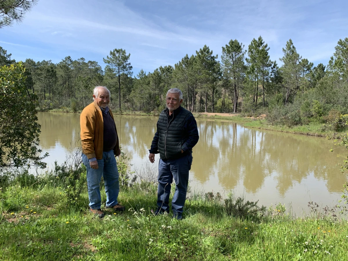 Gabriel Gonçalves e Gilberto Pereira junto à barragem que ajudaram a construir