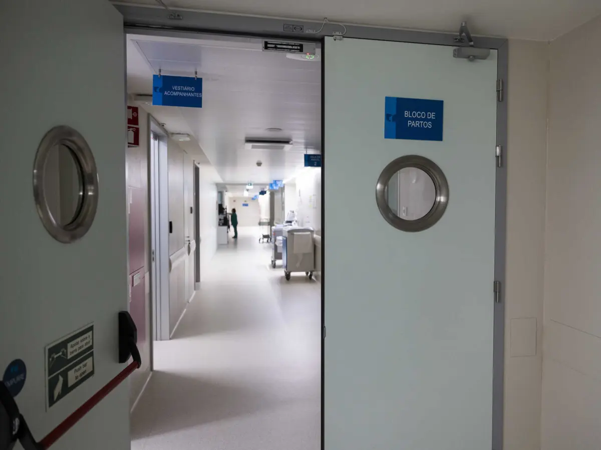 Os bombeiros depararam-se "com a senhora dentro do carro, com o feto num saco de plástico, com uma hemorragia abundante, já muito pálida, com muitas dores e muito sofrimento"