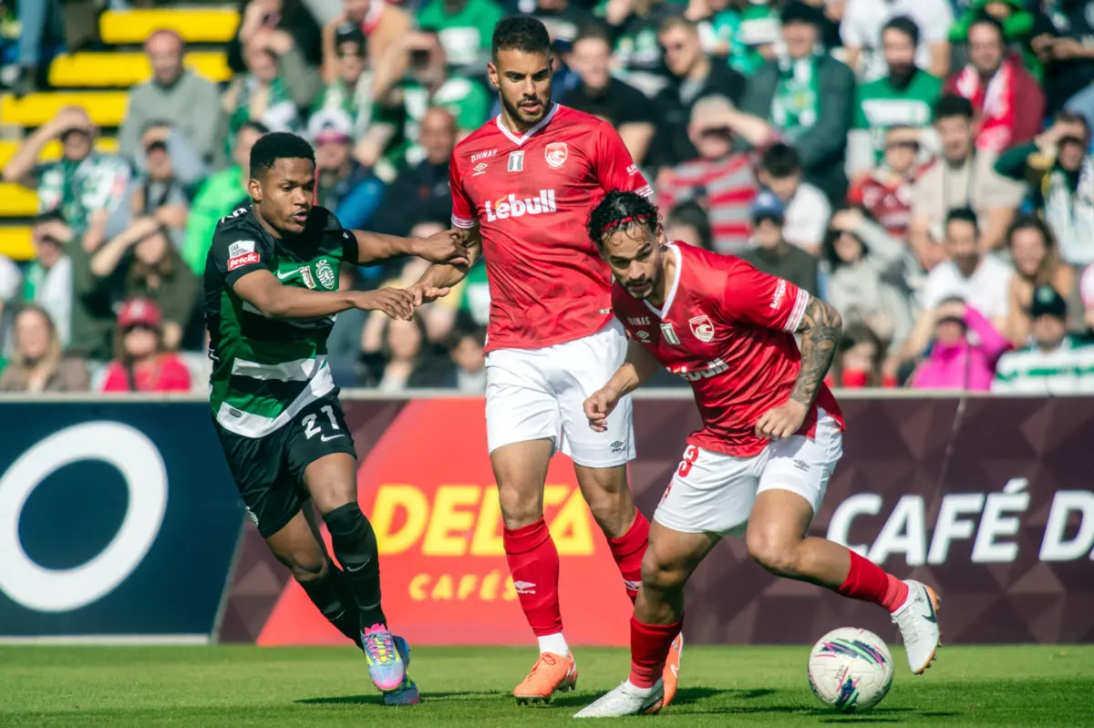 Imagem de contexto do artigo Jogo sem balizas na 1.ª parte, só Geny viu uma na segunda: Sporting vence nos Açores. Veja o golo