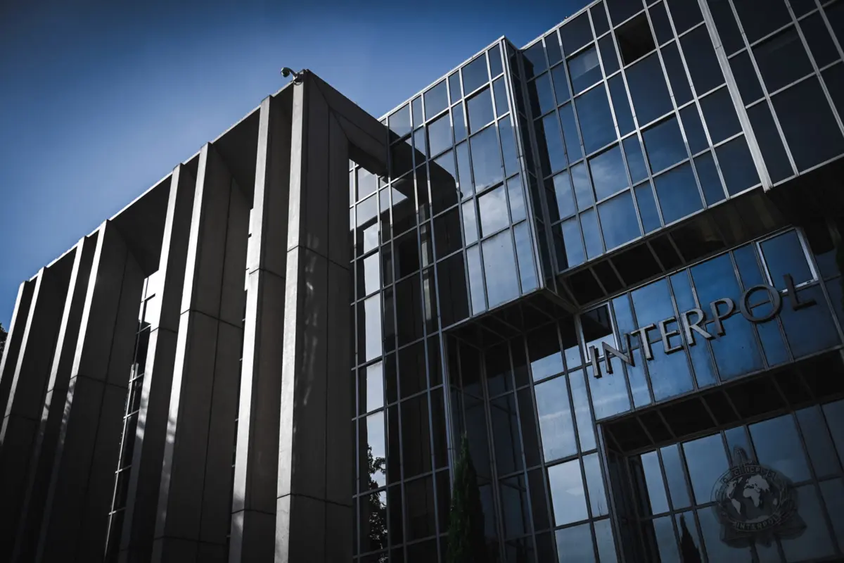 Foram ainda apreendidos 220 quilos de canábis, 20 quilos de barras de prata, 130 mil dólares em dinheiro e vários veículos de luxo