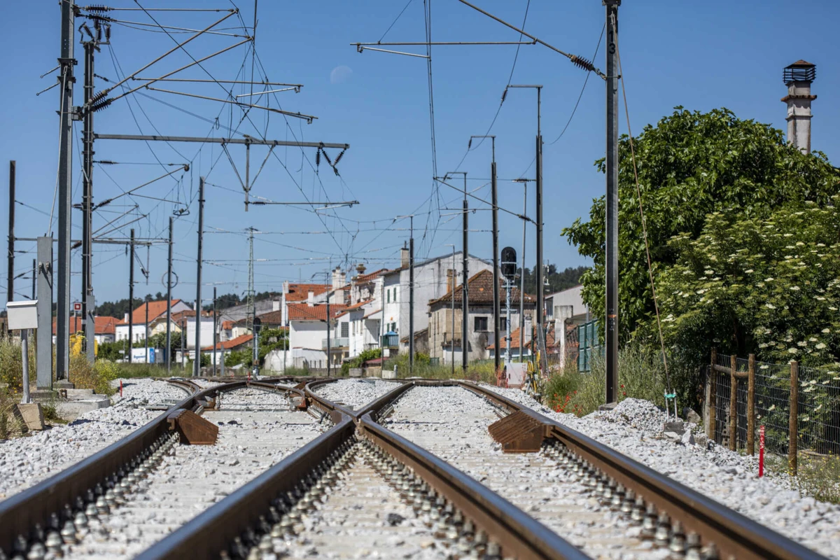 Imagem de contexto do artigo Três feridos graves e três ligeiros em abalroamento de carro na linha ferroviária do Algarve