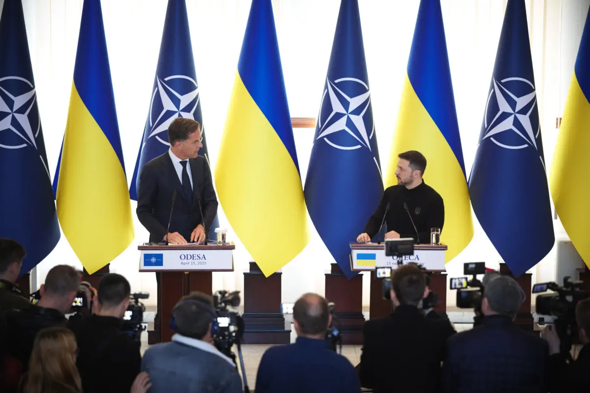 O responsável da Aliança Atlântica reitera a Zelensky que “a NATO está com a Ucrânia”