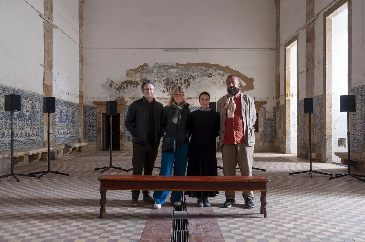 Da esquerda para a direita, George Bures Miller, Janet Cardiff, Désirée Pedro (diretora-adjunta do Anozero) e Carlos Antunes (diretor do Anozero)