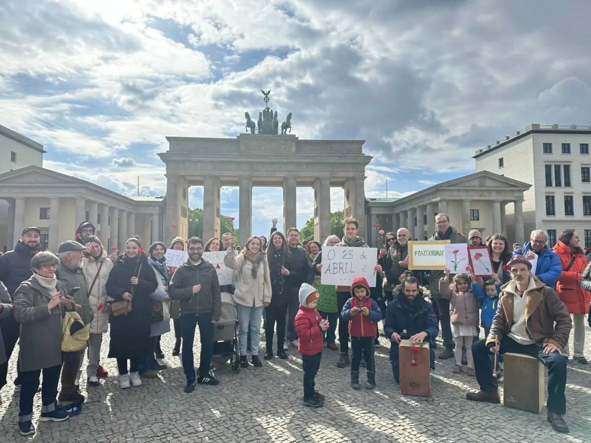 Imagem de contexto do artigo “Grândola, Vila Morena” junta portugueses nas Portas de Brandeburgo