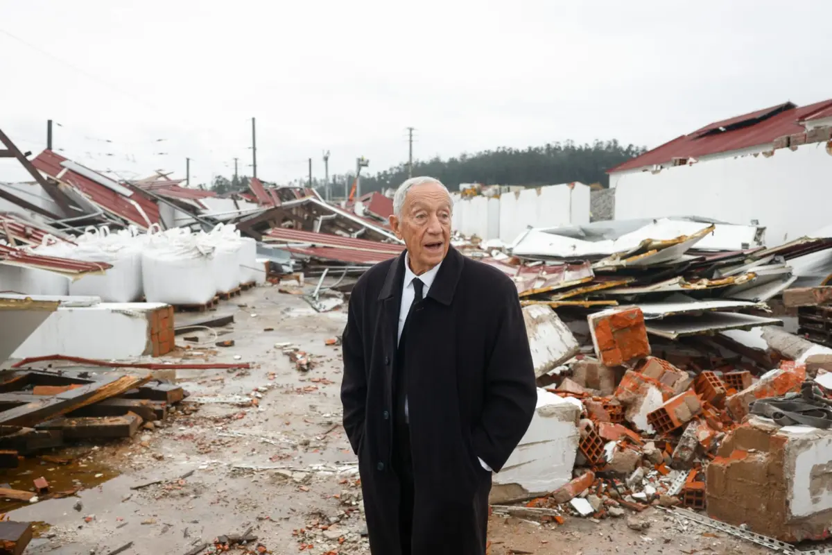 Marcelo Rebelo de Sousa durante uma visita aos locais afetados pela depressão Kristin