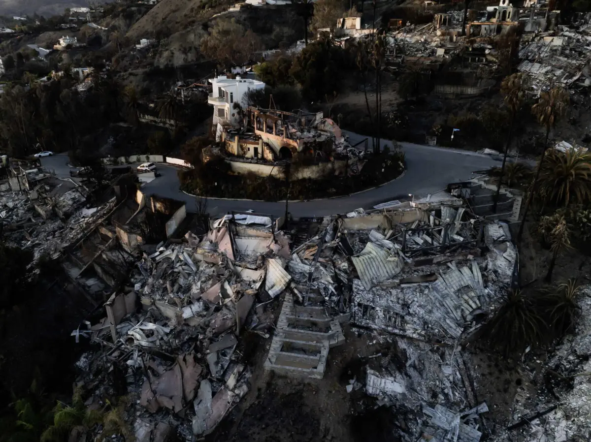 Imagem de contexto do artigo "Vida corre a meio gás, quase como no tempo da Covid." Incêndios em Los Angeles continuam, mas "normalidade está a regressar"