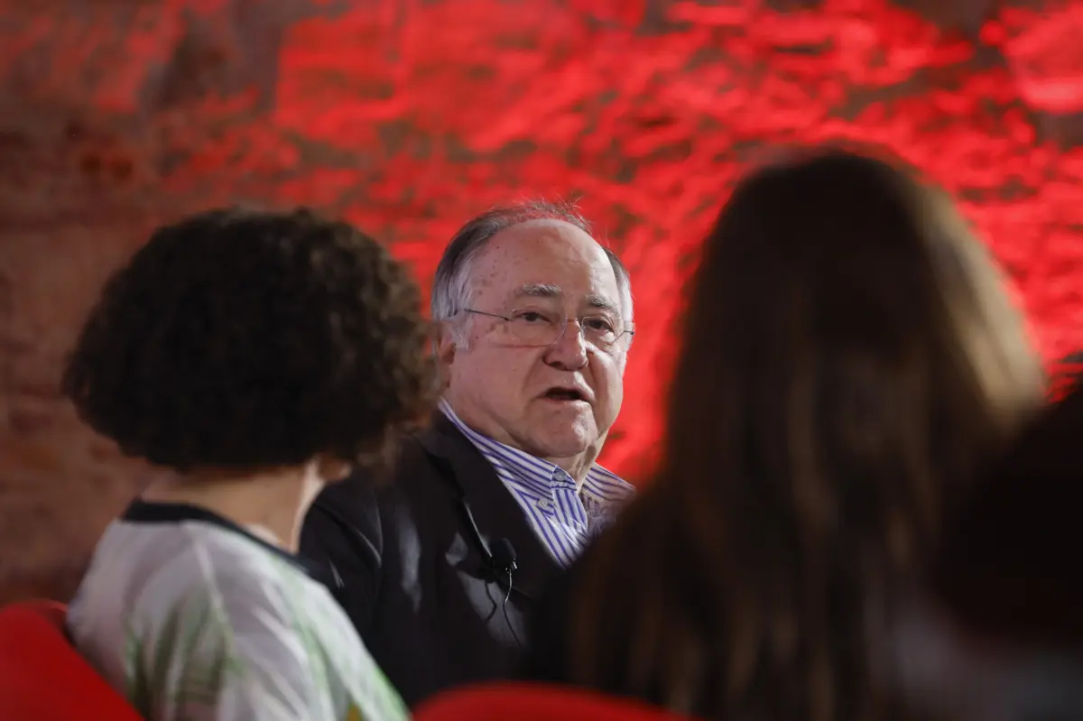 Imagem de contexto do artigo "Não se brinca com a democracia." Vasco Lourenço pede demissão de procuradora-geral da República