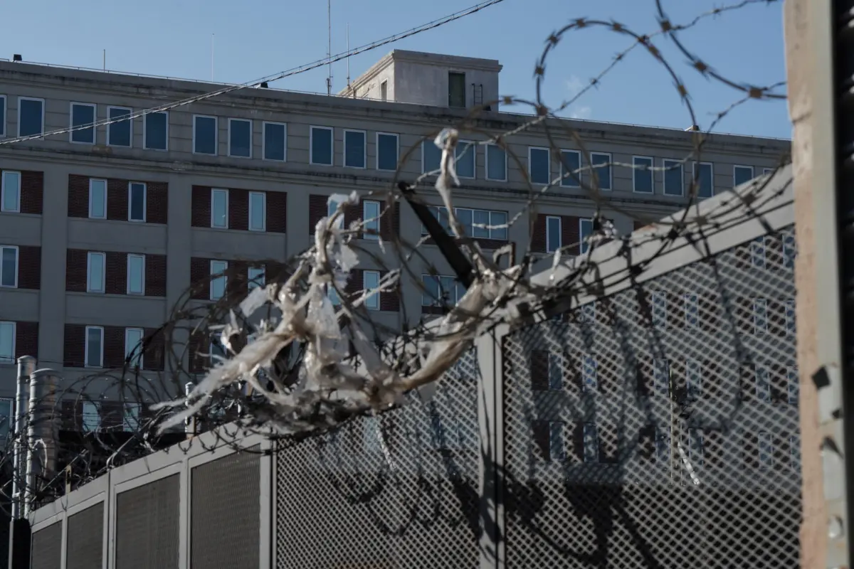 epa12626585 Metropolitan Detention Center where Venezuelan President Maduro is being detained is seen behind a barbed wire fence in New York, New York, USA, 04 January 2026. EPA/OLGA FEDOROVA