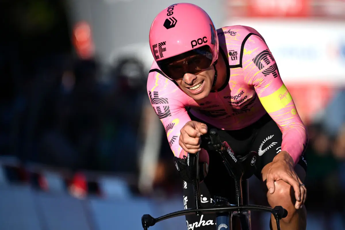 Imagem de contexto do artigo Rui Costa cai e abandona na 5.ª etapa da Vuelta. João Almeida segue em 2.º na geral