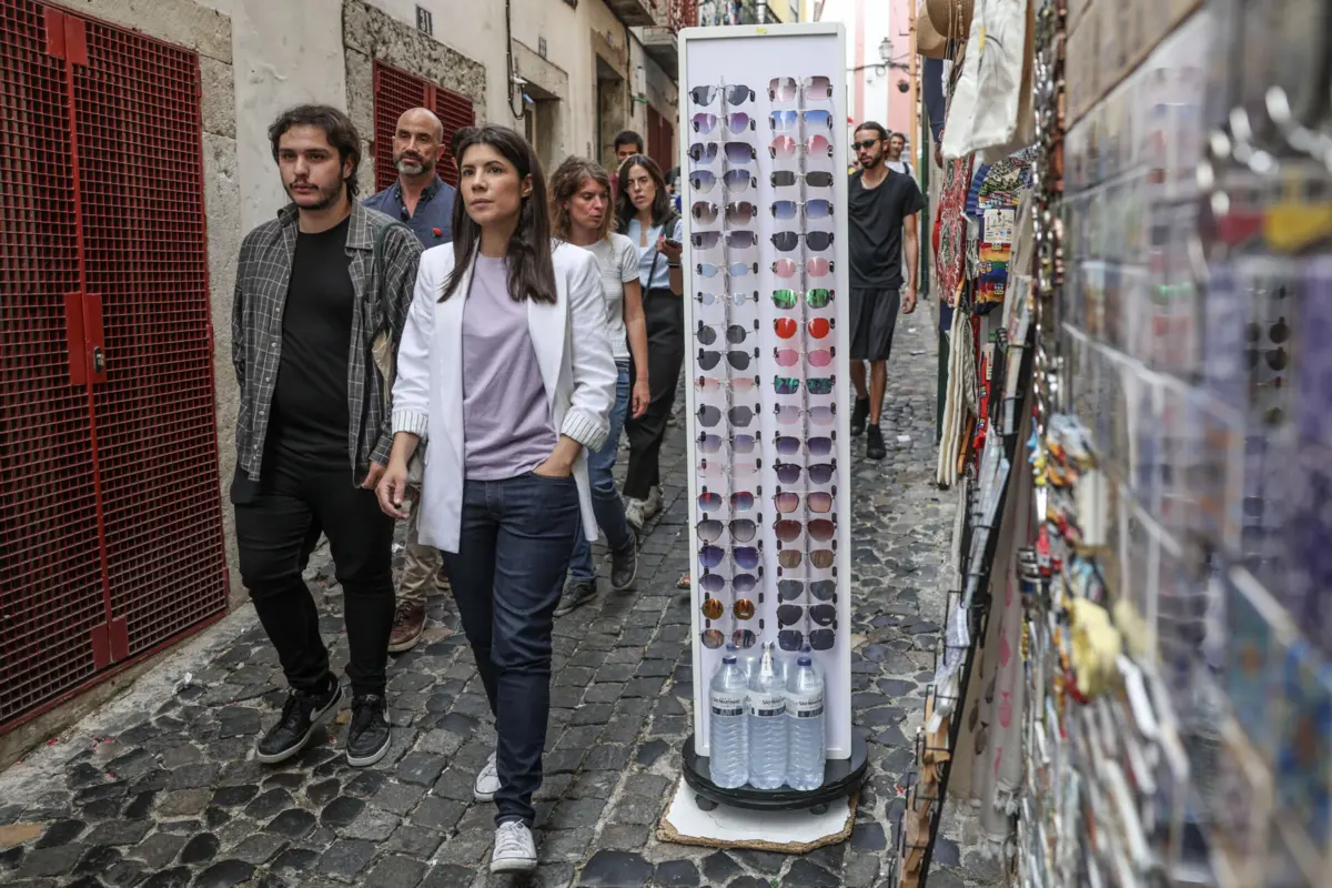 A líder do BE visitou esta manhã o bairro de Alfama, visando alertar para fenómenos como o "turismo excessivo"